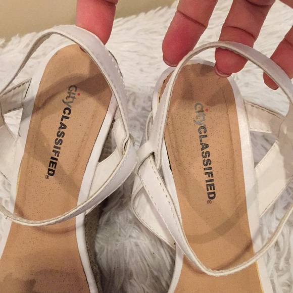 City Classified White wedge sandals size 8 - Picture 5 of 8